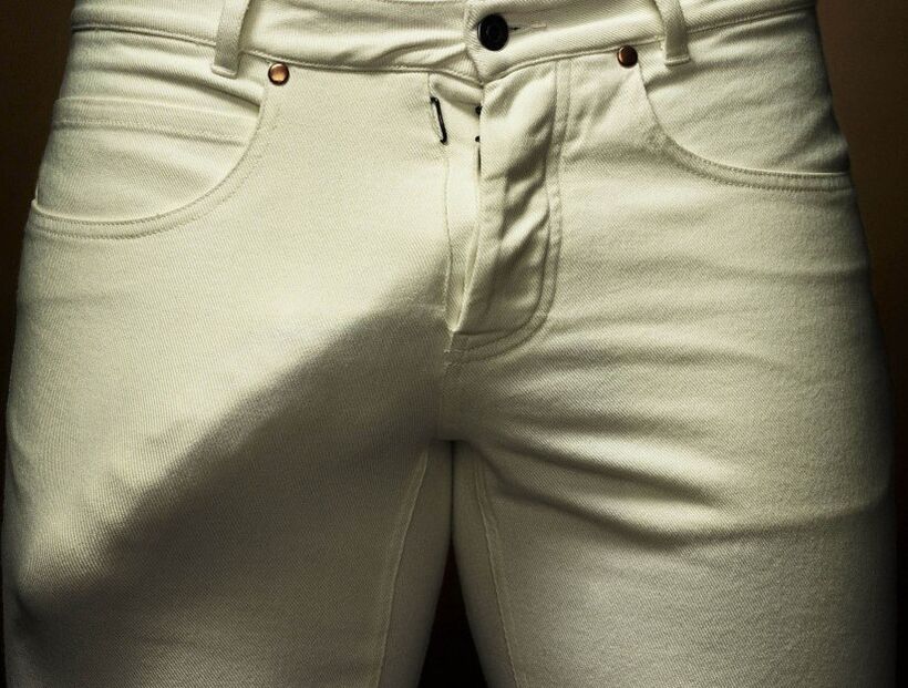 zväčšený penis v nohaviciach