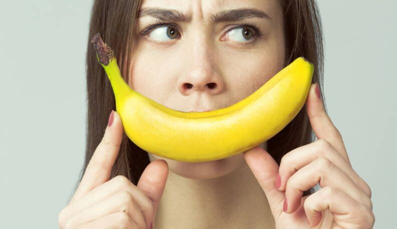 dievča s banánom napodobňuje zväčšenie penisu masážou